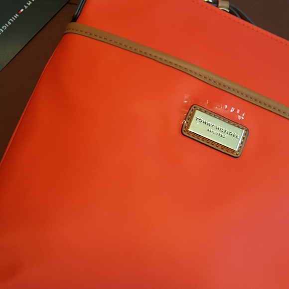 🔴SOLD🔴Tommy Hilfiger Nylon Green Purse - Picture 7 of 10